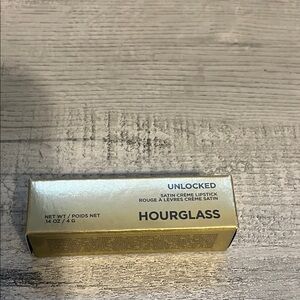 Unlocked Hourglass Satin Crème Lipstick - Flora